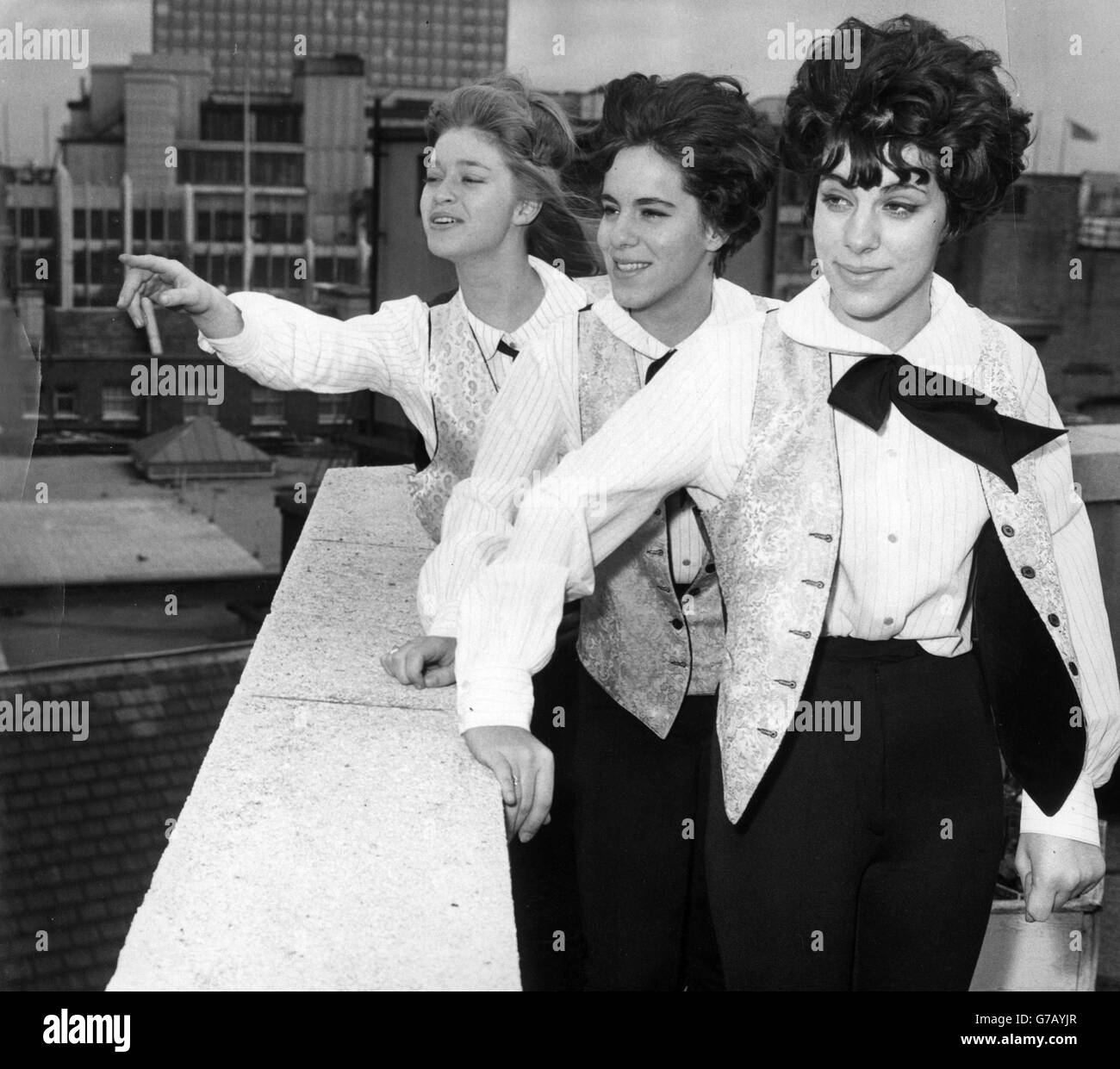 Il gruppo di canto americano Shangri-Las gode di una vista di Londra dal tetto di un hotel di Oxford Street. (l-r) Mary Weiss, Mary-Ann Gonser e Margie Gonser. Foto Stock