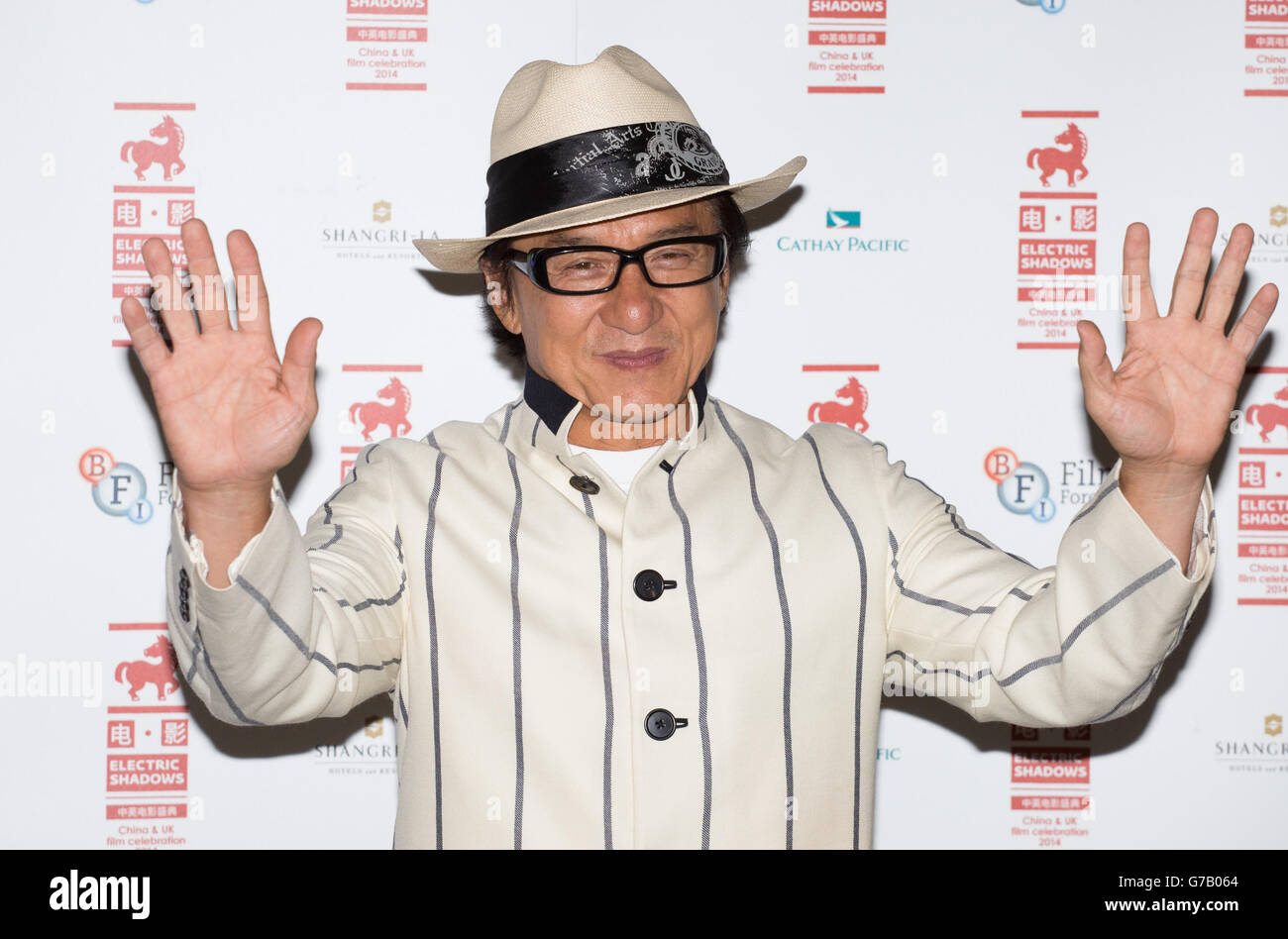 Jackie Chan saluta la stampa al BFI Southbank per una proiezione speciale del suo film cinese zodiaco e carriera Q&A come parte del BFI's A Century of Chinese Cinema Season. Foto Stock