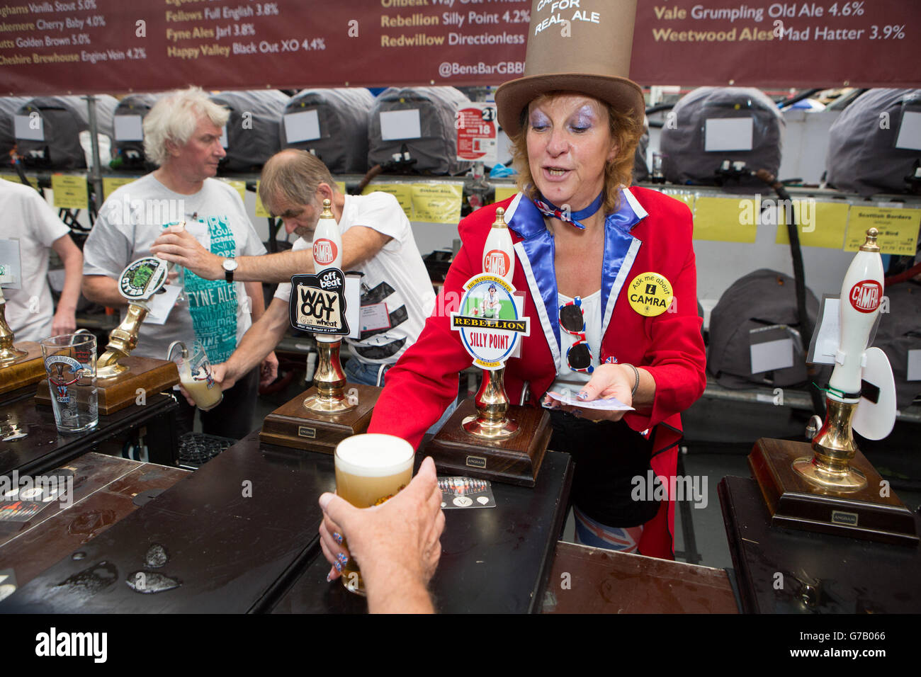 Una bar-woman serve birra ai clienti al Great British Beer Festival (GBBF) di Olympia London, Keningston, Londra, organizzato dalla Campaign for Real Ale (CAMRA). Foto Stock