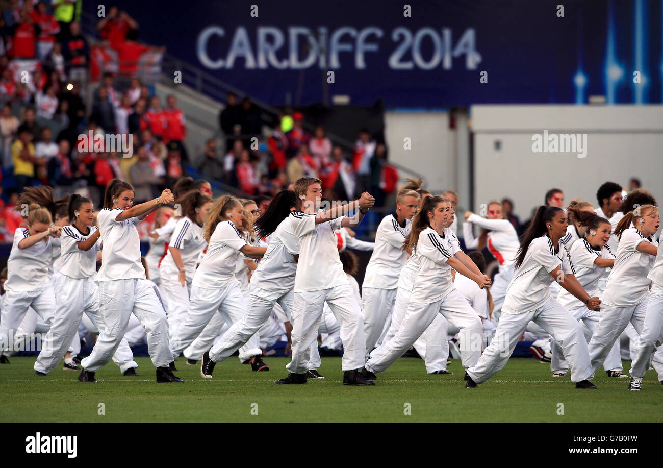 Intrattenimento pre-partita prima della finale della Super Cup UEFA al Cardiff City Stadium di Cardiff. Foto Stock