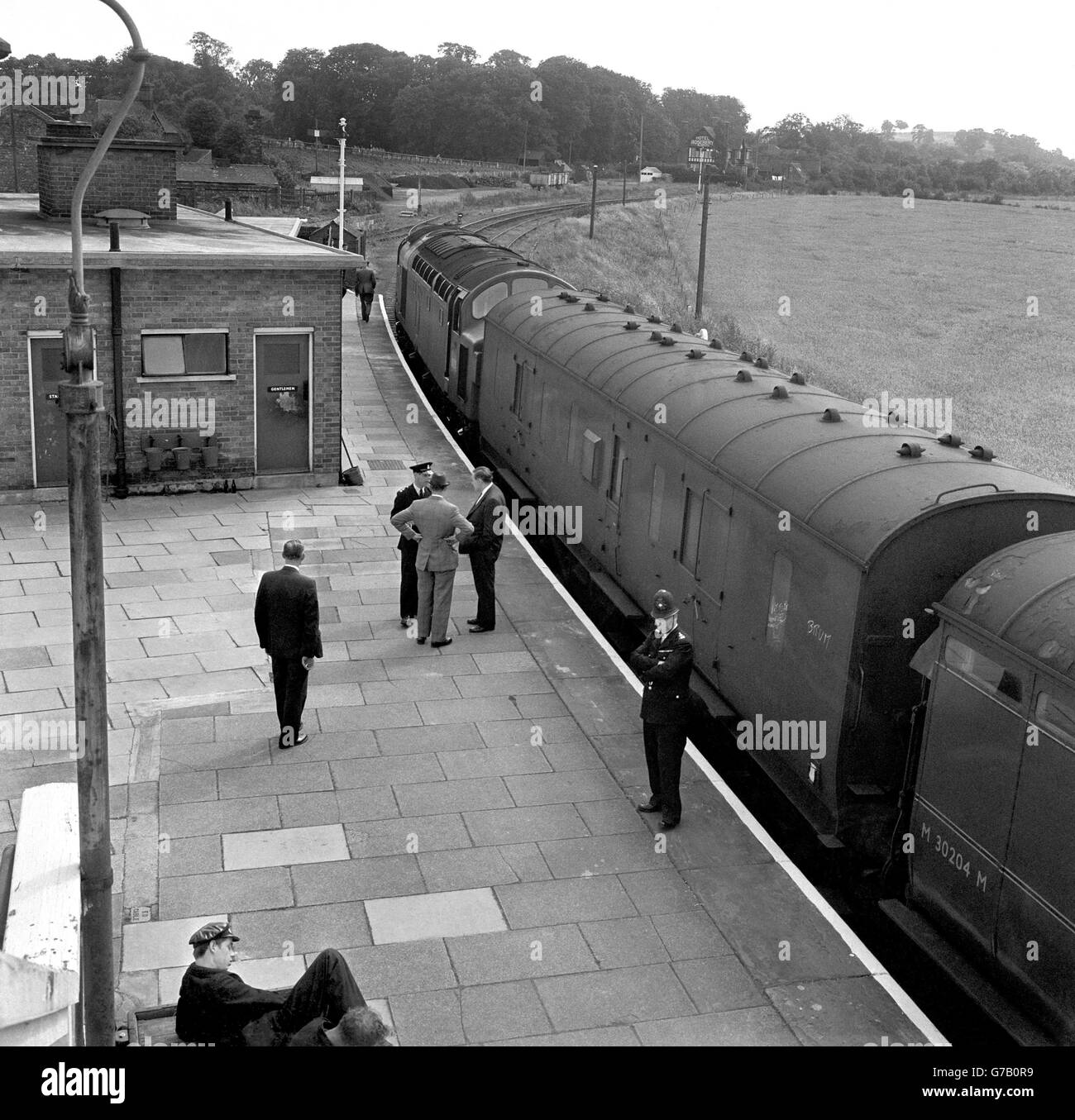 Gli allenatori del treno hanno coinvolto 2.5 milioni di rapine per posta - la "Grande rapina dei treni" - sotto la guardia di polizia alla stazione di Cheddington, Buckinghamshire, nell'agosto 1963. Foto Stock