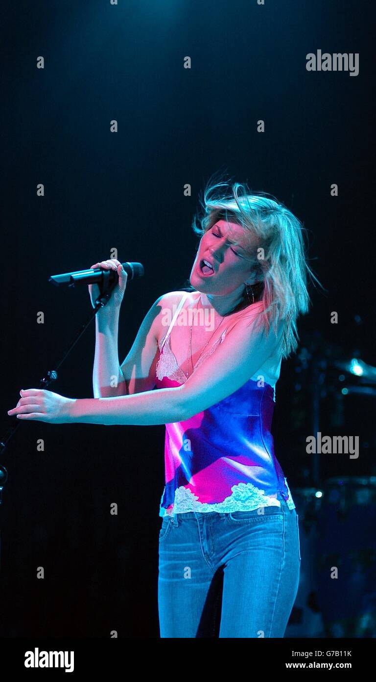 La cantante Dido suona dal vivo sul palco alla Carling Academy di Brixton, a sud di Londra, il suo primo dei tre concerti di Londra. PA Foto : Johnny Green Foto Stock