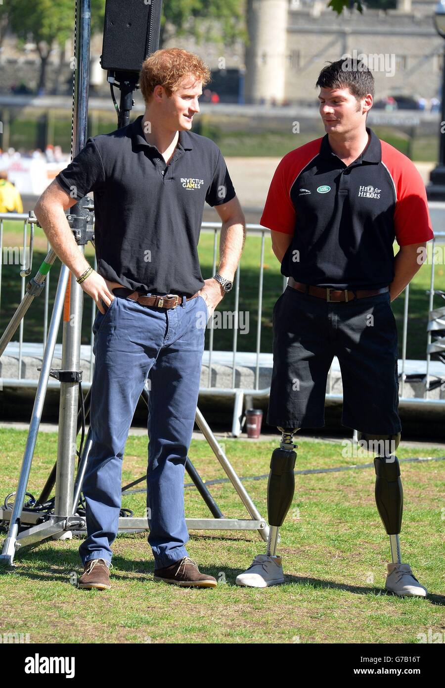 Il principe Harry parla con il capitano Dave Henson durante l'annuncio della squadra britannica di 130-strong per i giochi di Invictus a Potters Field Park, Londra. Foto Stock