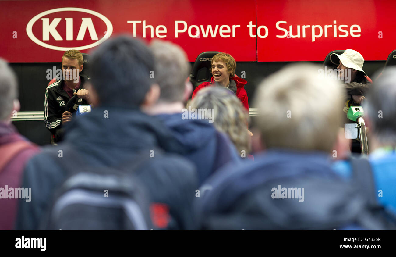 Cricket - Investec Test Series - Fifth Test - Inghilterra / India - Day Three - The Kia Oval. La gente partecipa a un gioco di corse automobilistiche al Kia Oval. Foto Stock