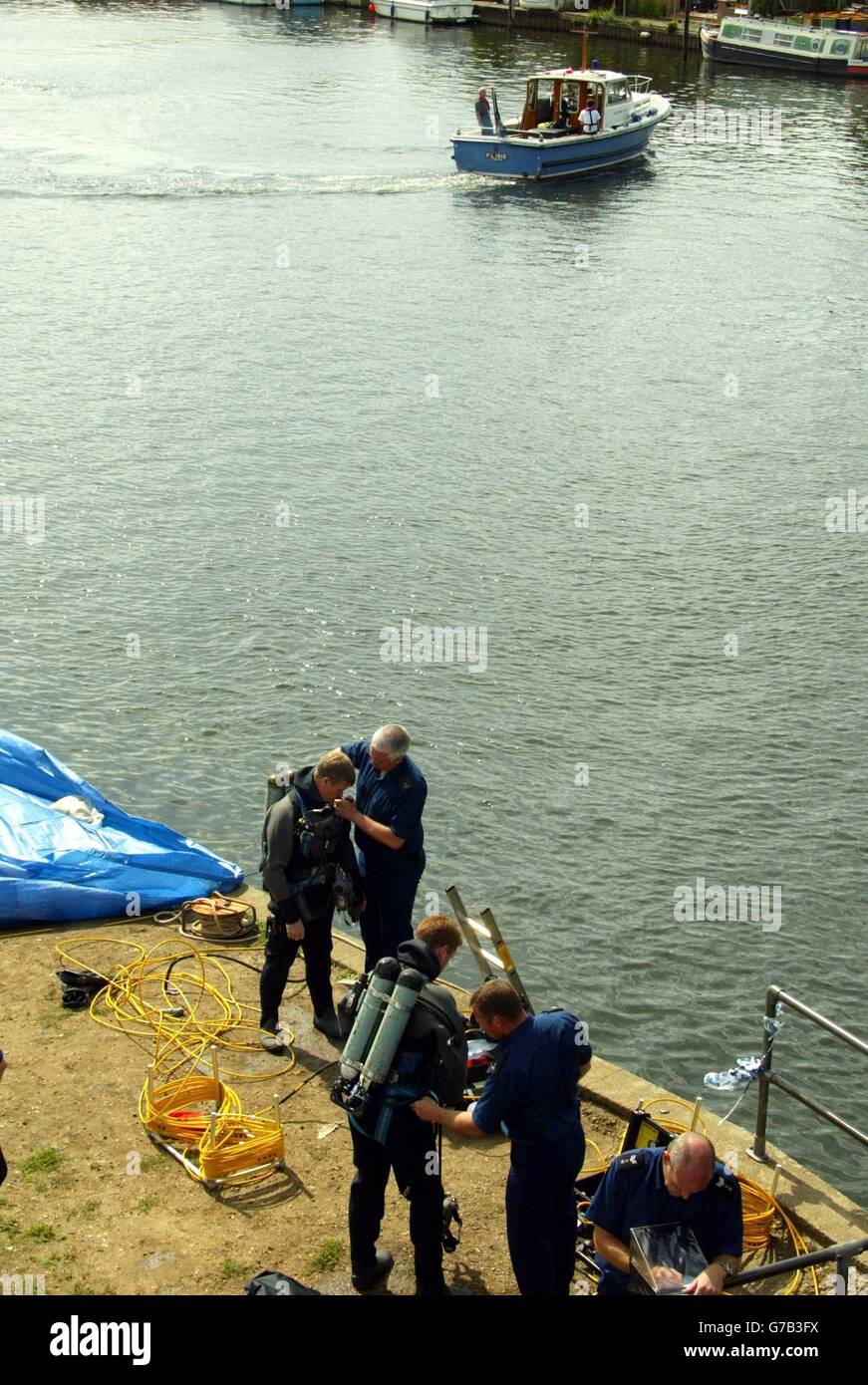 I sommozzatori di polizia cercano una sezione del fiume Tamigi, a Walton, Surrey, dopo aver trovato alcuni degli studenti francesi assassinati Amelie Delagrange beni nel fiume ieri. I detective che cacciano l'assassino dello studente francese Amelie Delagrange hanno parlato con un'altra vittima che potrebbe essere stata attaccata dallo stesso uomo. Un attacco violento contro Dawn Brunton, un commesso di 26 anni, è il sesto attacco brutale con potenziali legami con l'assassinio di Delagrange. Foto Stock