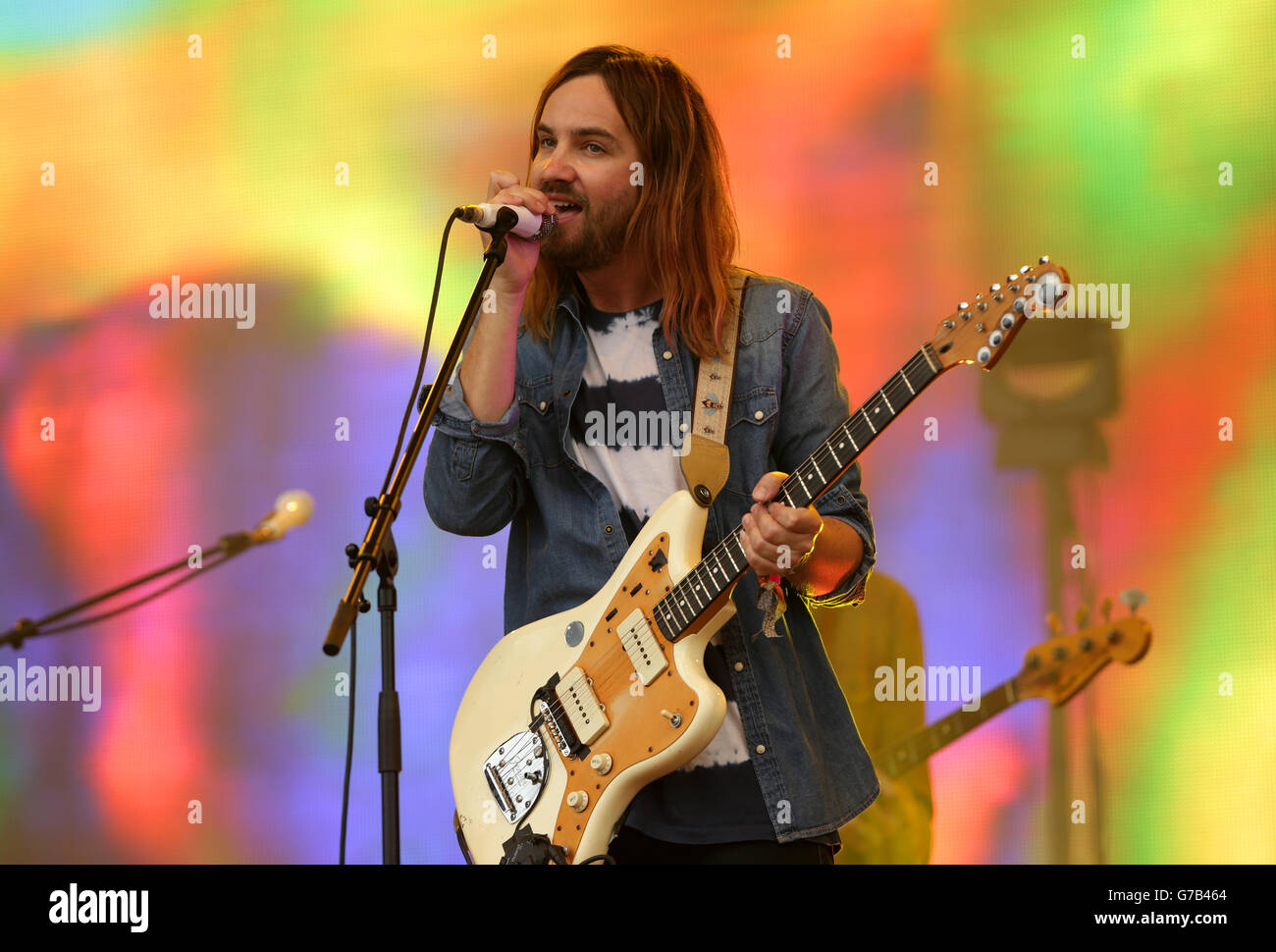 Kevin Parker di Tame Impala eseguendo sulla fase della piramide presso il festival di Glastonbury, presso l'azienda agricola degna in Somerset. Foto Stock