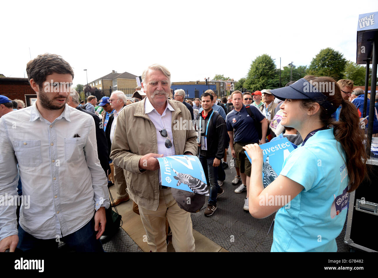 Cricket - Investec Test Series - Fifth Test - Inghilterra / India - Day Two - The Kia Oval. I membri del cricket unirono dando fuori le carte limite all'interno del Kia Oval Foto Stock