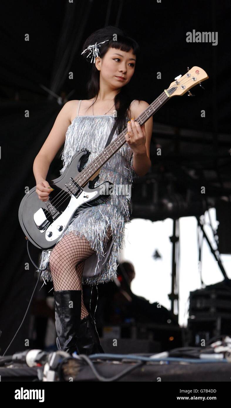 La rock band giapponese del 5.6.7.8 si esibisce sul palco principale, durante il secondo giorno del Carling Weekend: Reading Festival. Il festival annuale della durata di tre giorni, che si svolge contemporaneamente a Reading e Leeds, propone spettacoli da The Darkness, White Stripes, Franz Ferdinand e Green Day. Foto Stock