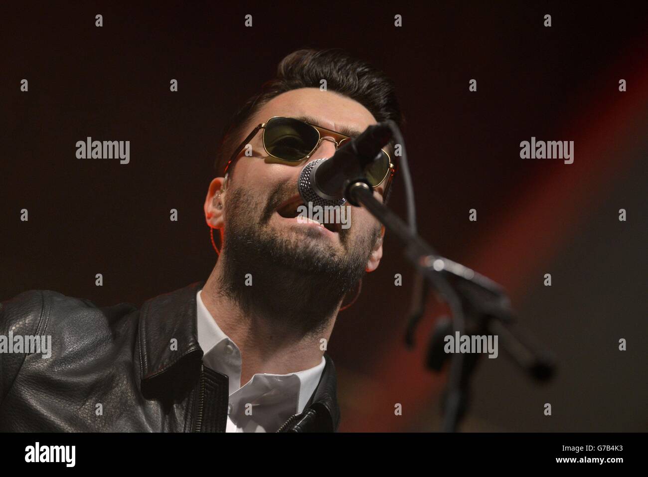 Liam Fray dei Courteeners che si esibiscono durante il secondo giorno del Leeds Festival a Bramham Park, Leeds. Foto Stock