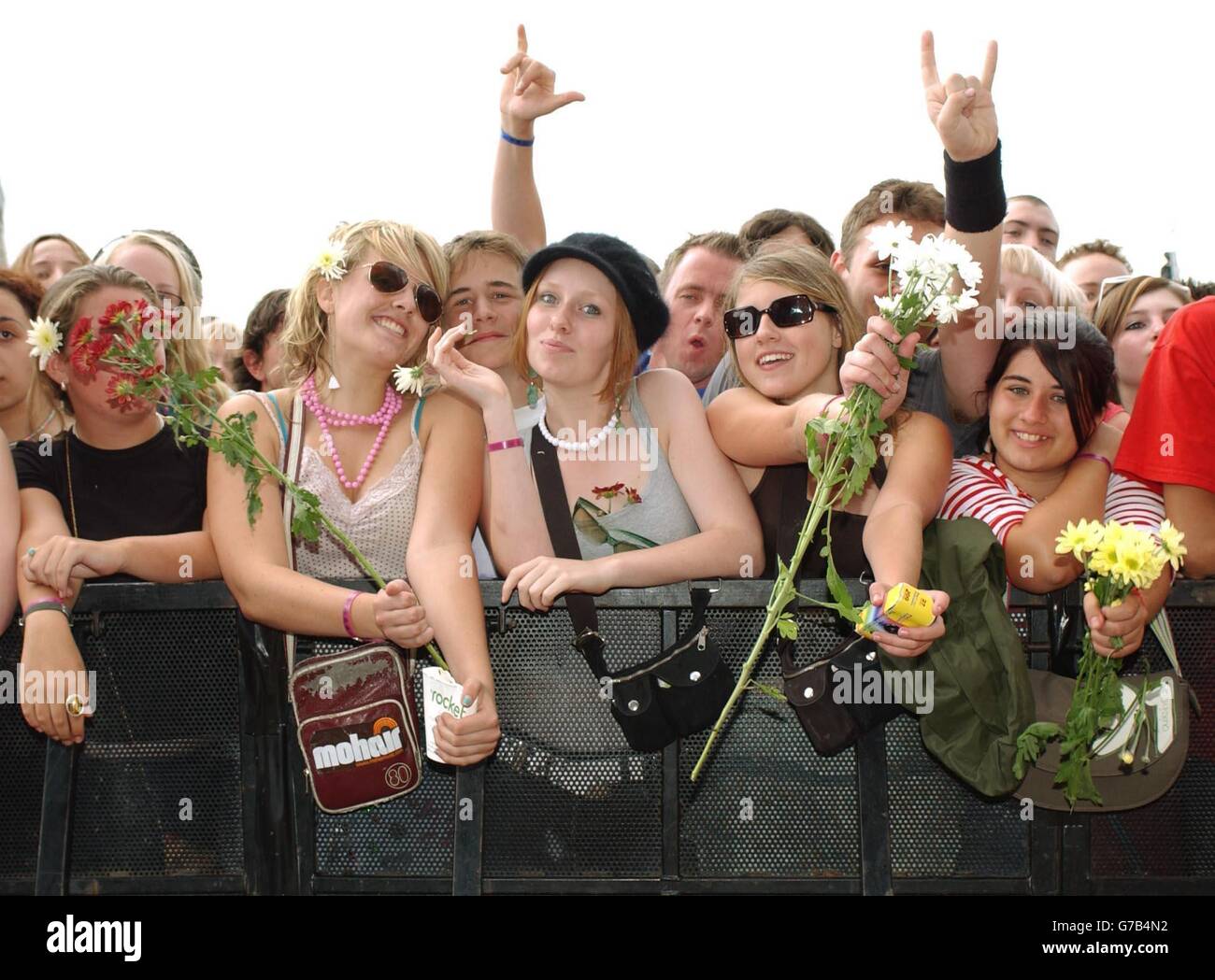 I fan di Morrissey guardano le bambole di New York che si esibiscono sulla scena principale, durante il secondo giorno del Carling Weekend: Reading Festival. Il festival annuale di tre giorni, che si svolge contemporaneamente a Reading e Leeds, propone spettacoli dal Darkness, dalle strisce bianche, da Franz Ferdinand e dal Green Day. Foto Stock