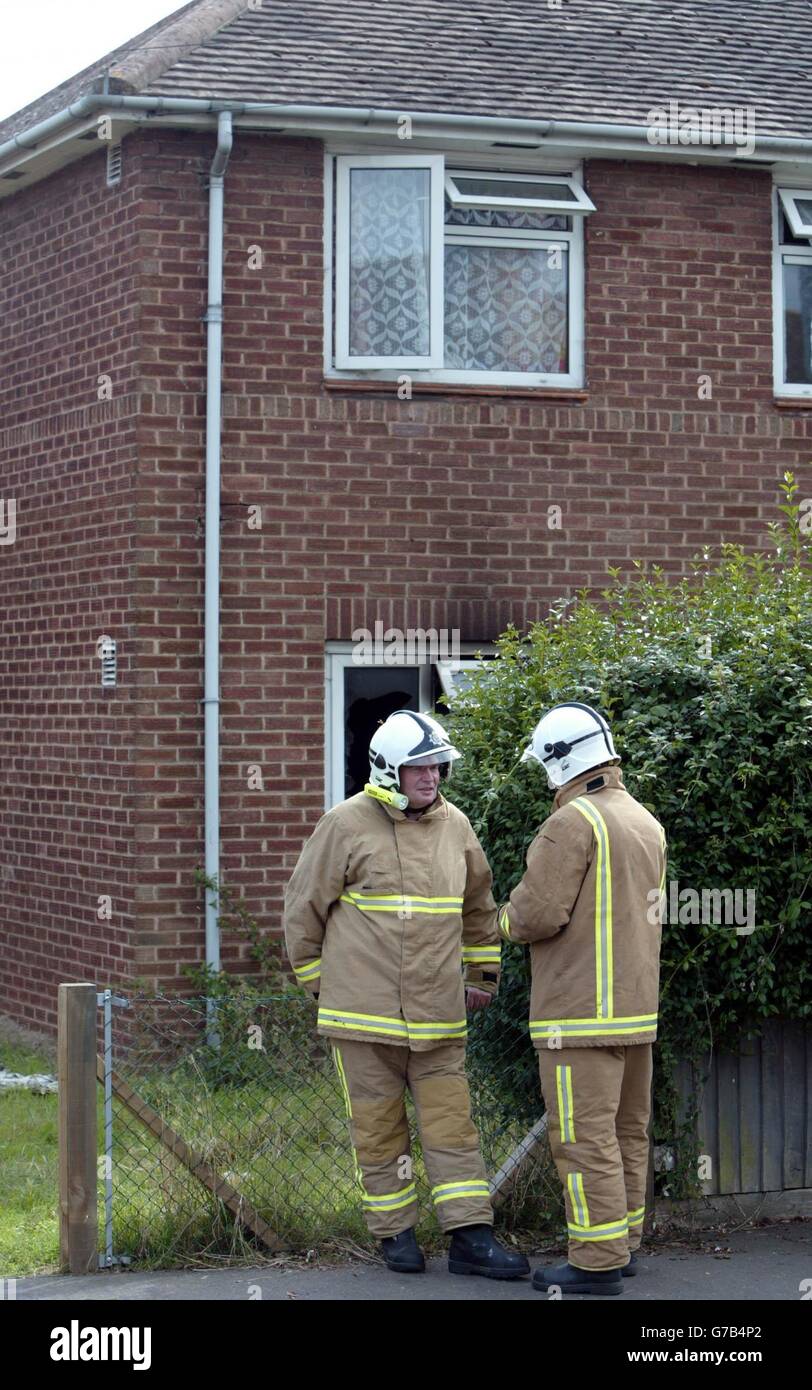 I servizi di soccorso assistono alla scena di un incendio mortale in un appartamento al piano terra a Worthing, West Sussex. Una bambina di due anni è morta e altre tre persone sono rimaste ferite nel fuoco. Foto Stock