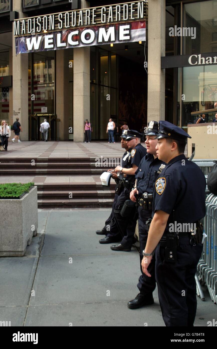 Poliziotti fuori dal Madison Square Garden, New York City, dove la Republican National Convention apre lunedì. Foto Stock