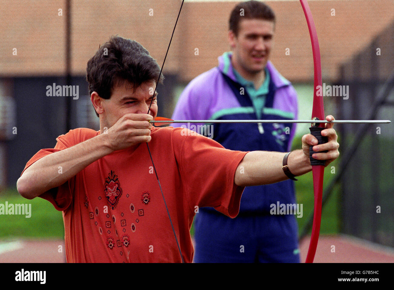Calcio - Nottingham Forest Player - presso Spring Health Center vicino Ashby - Leicestershire. Steve Hodge con un arco e una freccia Foto Stock