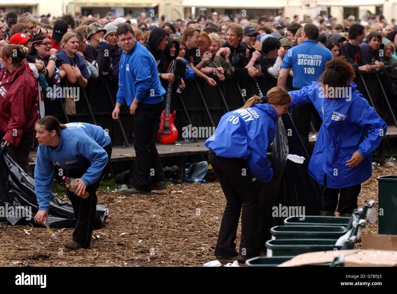 Sicurezza ripulire dopo che il Rasmus è stato bombardato con fango e missili mentre si esibiva sul palco principale, durante l'ultimo giorno del weekend di Carling: Reading Festival, a Reading. La band ha lasciato il palco dopo aver suonato solo una canzone del loro set. Foto Stock