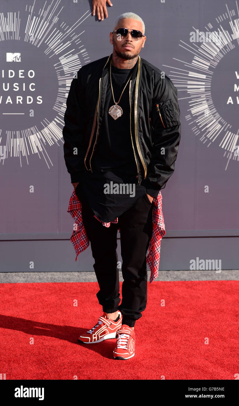 Chris Brown arriva al MTV Video Music Awards 2014 al Forum di Inglewood, Los Angeles. Foto Stock