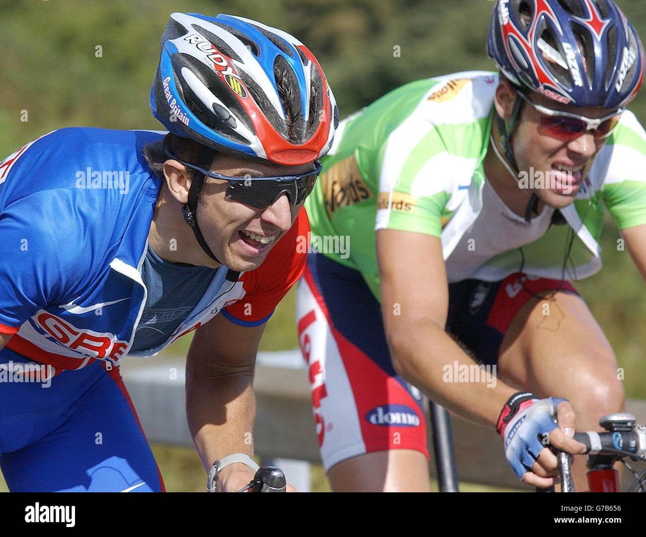 Il Tour of Britain Cycle Race ha visto alcune salite punitive per i piloti e il Team leader britannico Russell Downing (a sinistra) ha trovato difficile andare su Holme Moss Hill, vicino a Holmfirth nel Peak District. Foto Stock