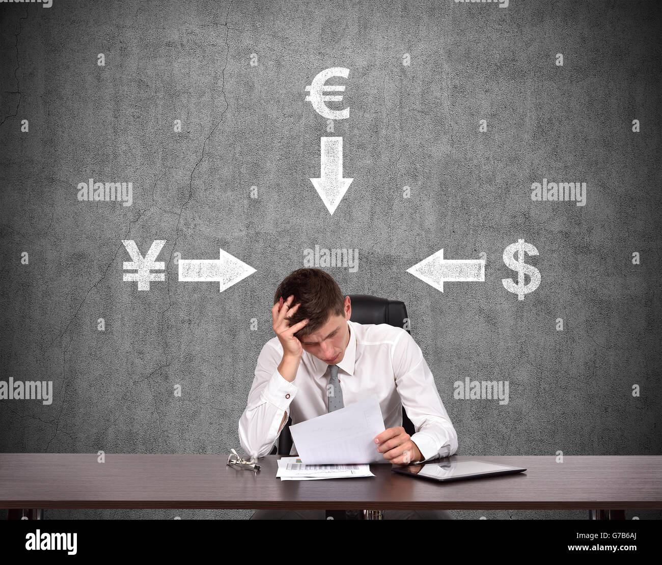Imprenditore stanco seduto in ufficio e disegno simbolo di denaro sulla parete Foto Stock
