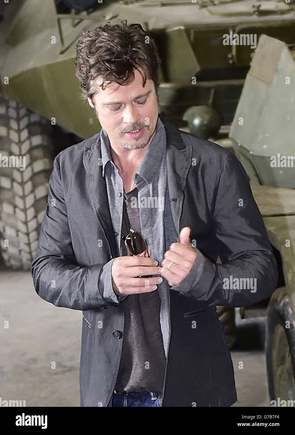 Brad Pitt, indossando un anello sul suo anello, dito durante una fotocellula per la furia del film della seconda guerra mondiale al Tank Museum di Bovington, Dorset dopo l'annuncio del suo matrimonio con Angelina Jolie. Foto Stock