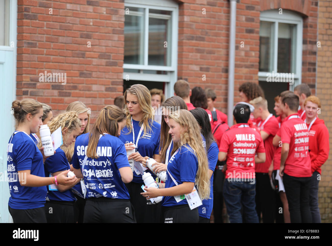 Atleti fuori dal Sainsbury's Show Your Support Bus presso il centro sportivo Armitage durante i Sainsbury's 2014 School Games, Manchester Foto Stock