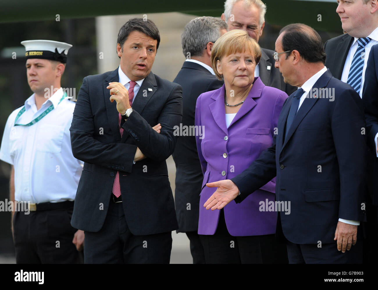 Il primo ministro italiano Matteo Renzi, la cancelliera tedesca Angela Merkel e il presidente francese Francoise Hollande si riuniscono per assistere a un volo di aerei militari provenienti dai paesi membri della NATO l'ultimo giorno del vertice al Celtic Manor Resort di Newport, nel Galles meridionale. Foto Stock