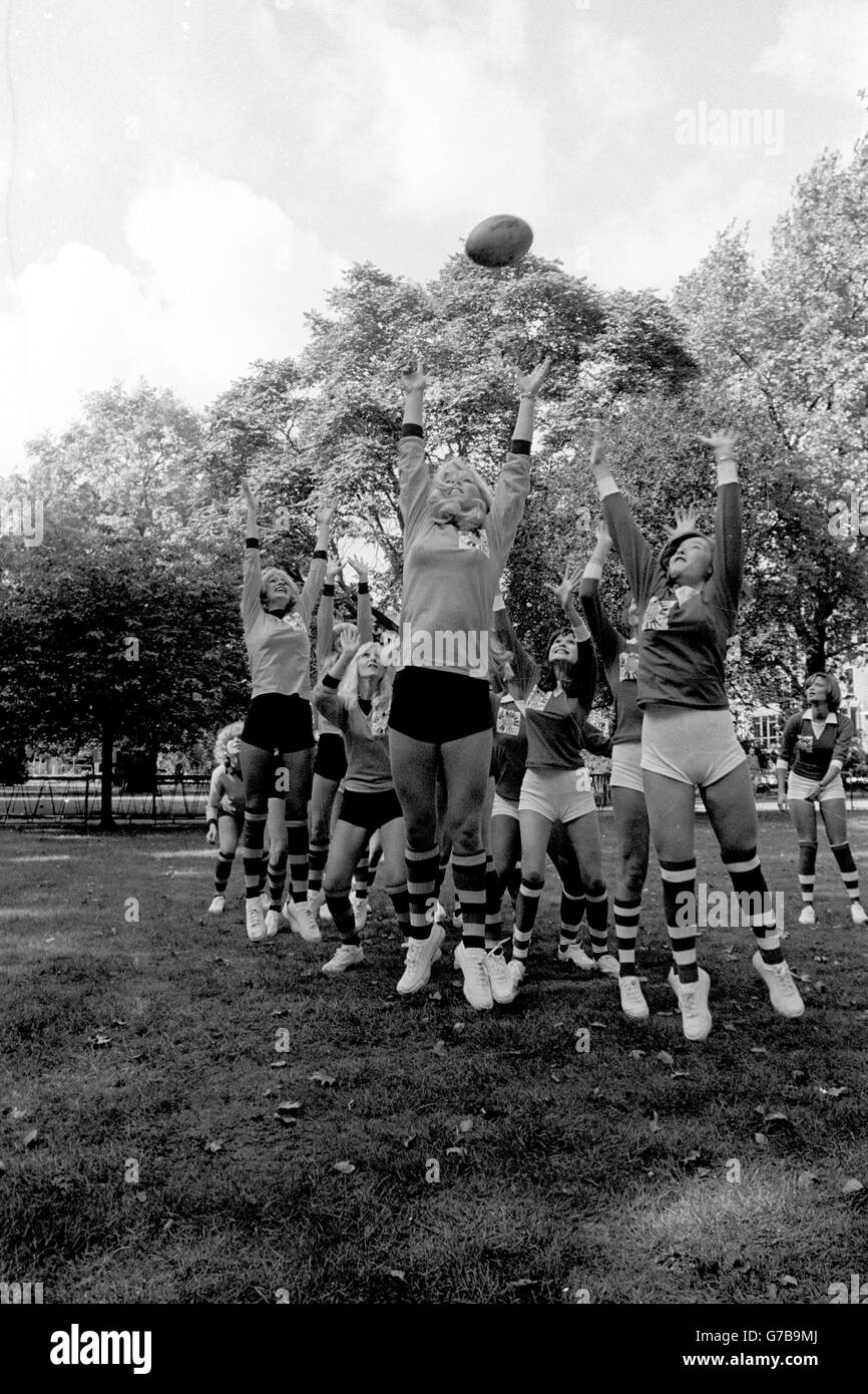 Un gruppo di attrici e modelli si allenano per una partita di rugby di beneficenza, che si svolgerà a Sunbury-on-Thames. Il comico Spike Milligan farà riferimento e ha nominato l'evento "la partita di rugby più bella del mondo". Foto Stock