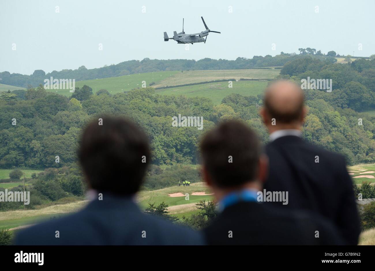 I ministri della Difesa dei paesi della NATO assistono ad una dimostrazione di un aereo multmissione, militare, tiltrotor campano Boeing V-22 Osprey americano l'ultimo giorno della vetta al Celtic Manor Resort di Newport, Galles del sud. Foto Stock