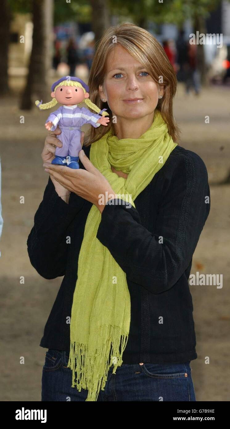 Ulrika Jonsson si pone per i fotografi durante una fotocall per promuovere il lancio del nuovo DVD Bob The Builder, Snowed under: I Giochi invernali di Bobblesberg al di fuori dell'ICA nel centro commerciale, nel centro di Londra. Ulrika e Neil forniscono le voci della popolare serie televisiva per bambini. Il DVD è rilasciato l'8 novembre. Foto Stock