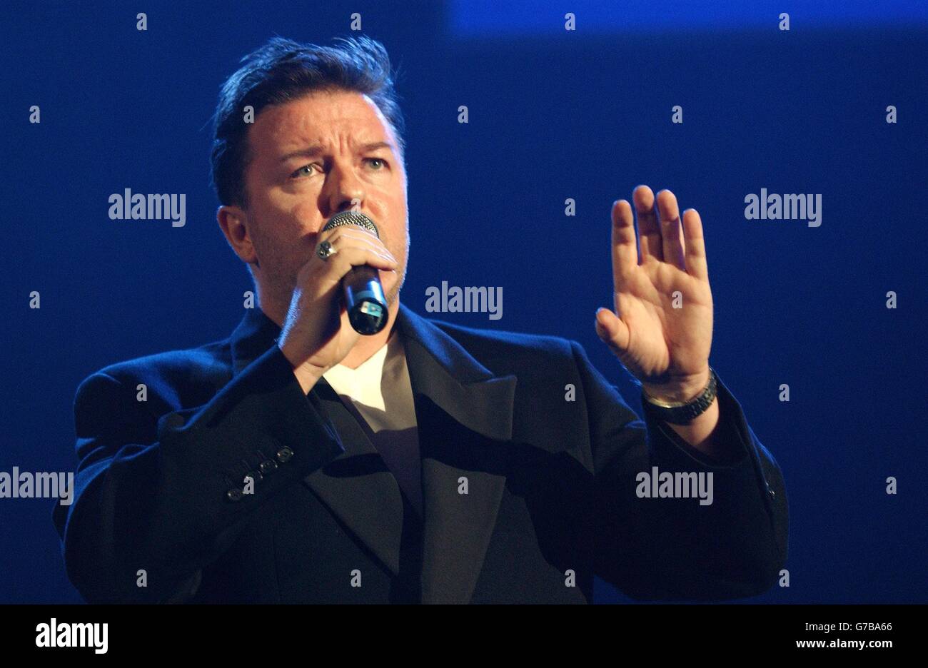 Ricky Gervais si esibir durante il concerto di beneficenza del Make Trade Fair all'Hammersmith Apollo, nella parte ovest di Londra. Foto Stock