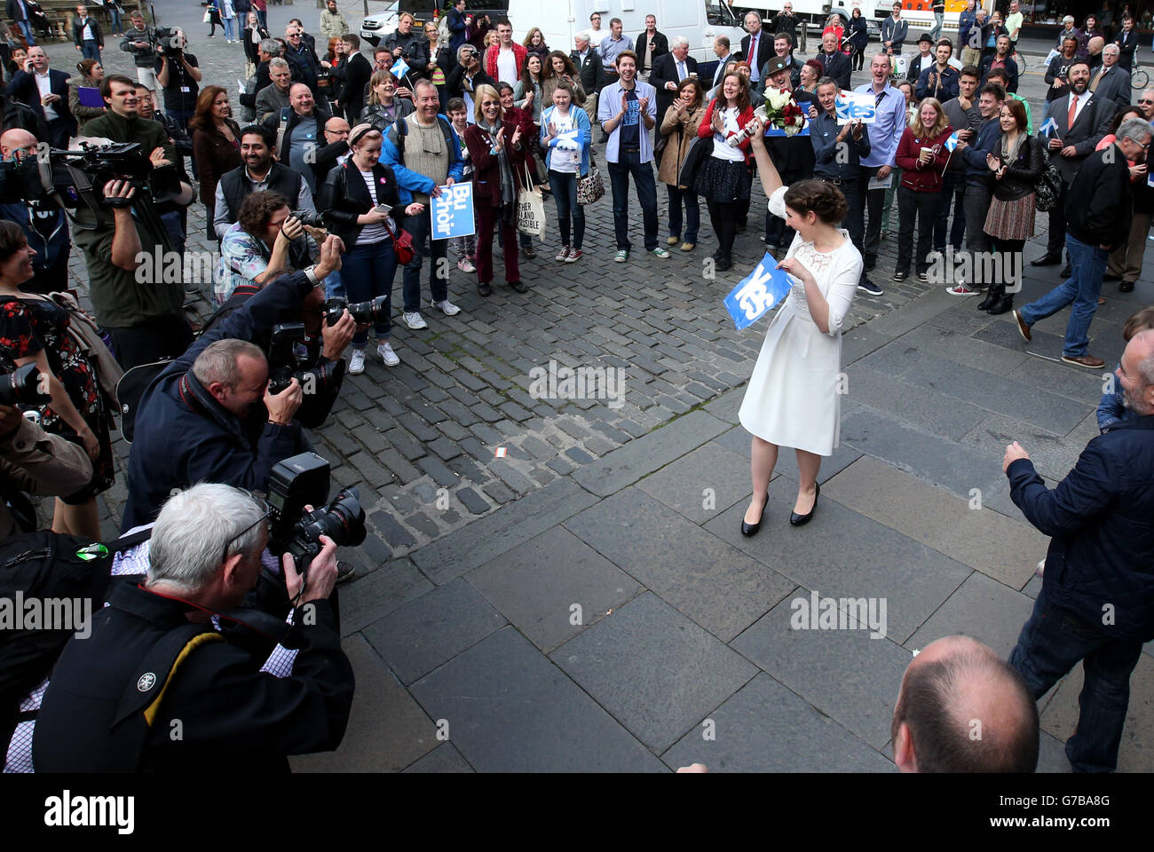 Sposa di essere Ruth Cheadle della California ha un banner YES prima del suo matrimonio in una chiesa vicina, in quanto il primo ministro Alex Salmond incontra scozzesi e altri cittadini europei per celebrare la cittadinanza europea e "l'adesione all'UE continua della Scozia con un voto Sì" alla Piazza del Parlamento di Edimburgo. Foto Stock