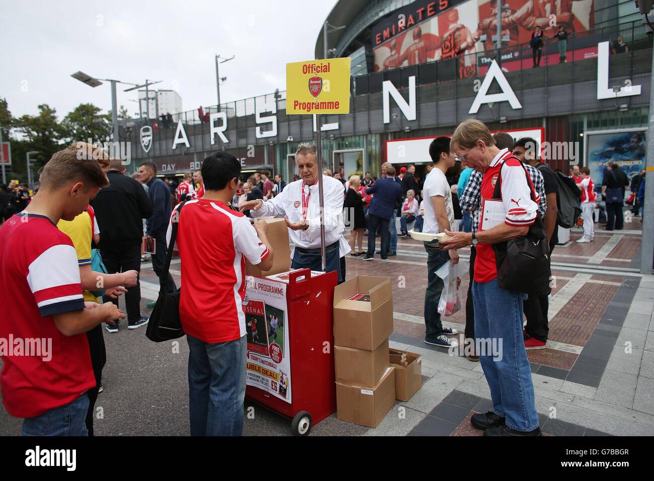 Calcio - Barclays Premier League - Arsenal / Manchester City - Emirates Stadium. I tifosi fuori terra prima della Barclays Premier League si scontrano con l'Emirates Stadium di Londra. Foto Stock