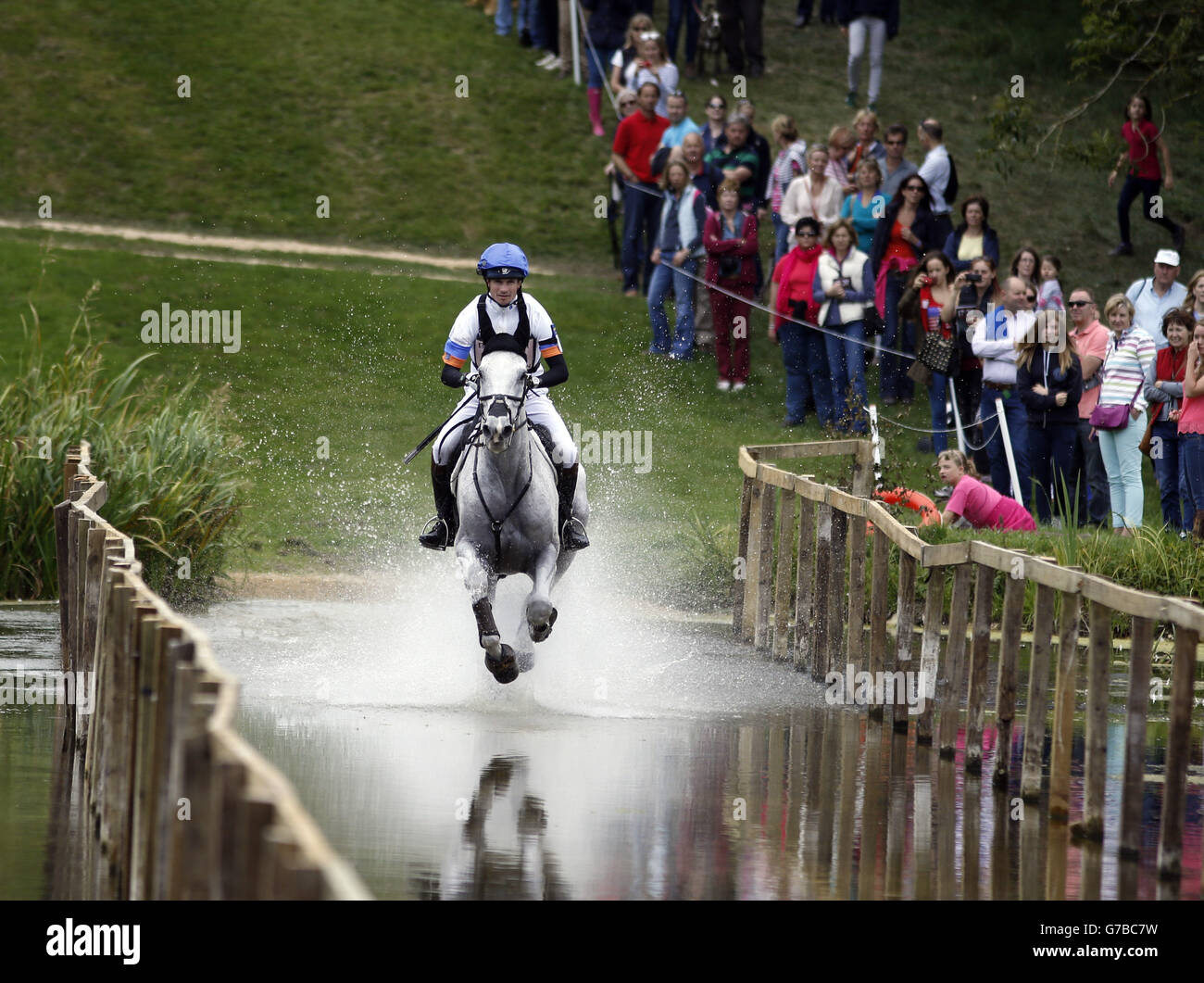 Il Gran Bretagna Francis Whittington Riding Easy Target compete nella fase di cross-country durante il terzo giorno del Blenheim Palace International Horse Trials in Oxfordshire. Foto Stock