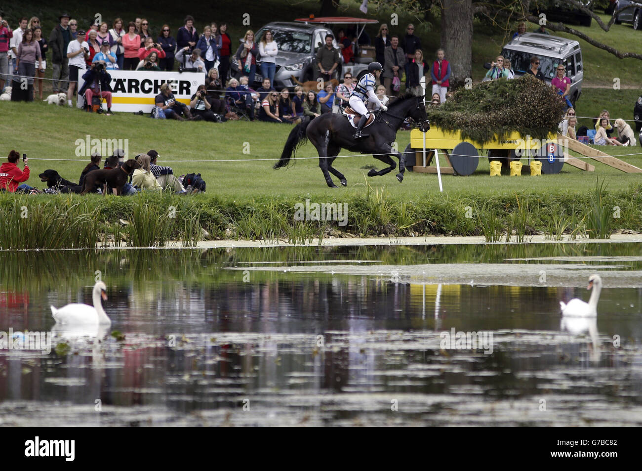 L'australiano Andrew Hoy riding cheeky Calimbo compete nella fase di cross-country durante il terzo giorno del Blenheim Palace International Horse Trials nell'Oxfordshire. Foto Stock