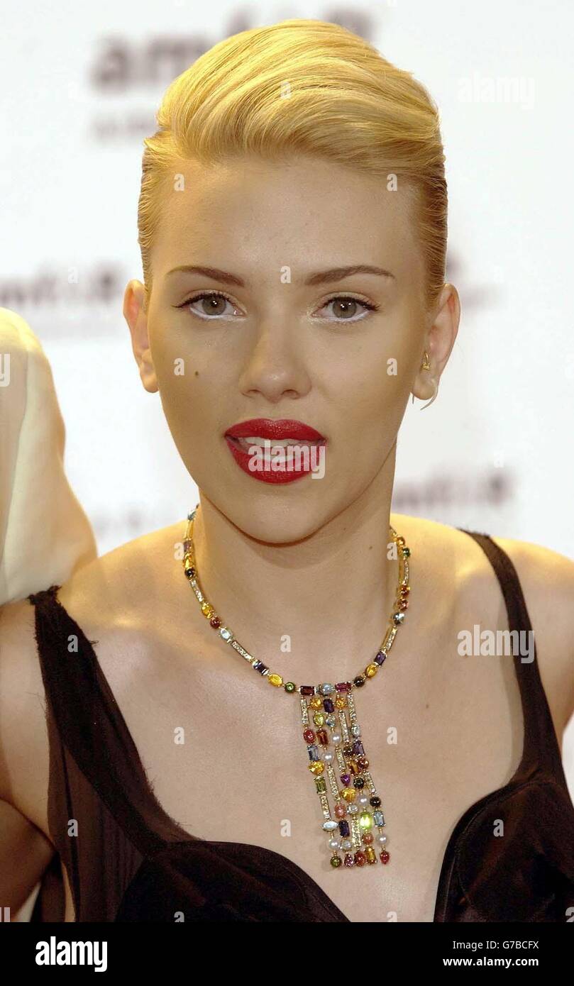 L'attrice Scarlett Johansson arriva per la serata benefica amFAR (American Foundation for AIDS Research), durante il 61° Festival del Cinema di Venezia al Lido di Venezia. Foto Stock