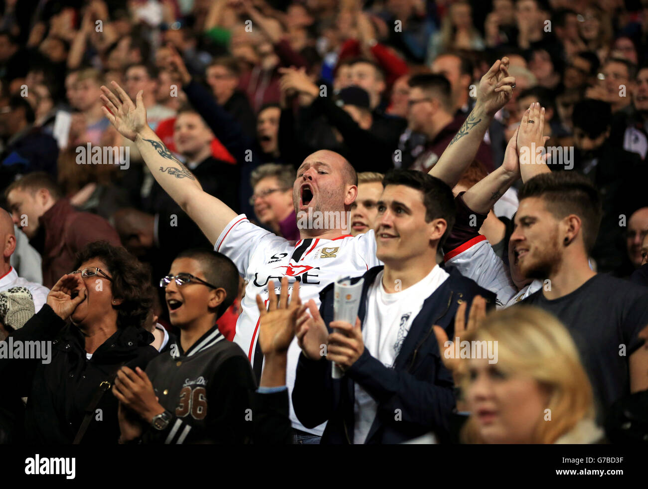 Calcio - Capital One Cup - Second Round - Milton Keynes Dons / Manchester United - Stadium:mk. I tifosi di Milton Keynes Dons nel corso del 4-0 vincono il Manchester United Foto Stock