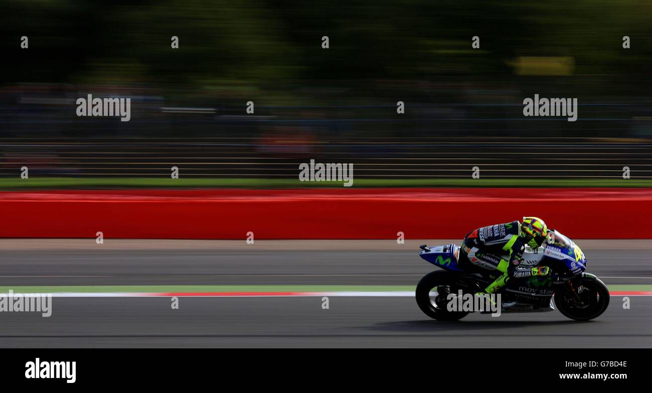 Valentino Rossi di Movistar Yamaha durante una mattinata di riscaldamento prima della gara Moto GP Hertz British Grand Prix al circuito di Silverstone, nel Northamptonshire. Foto Stock