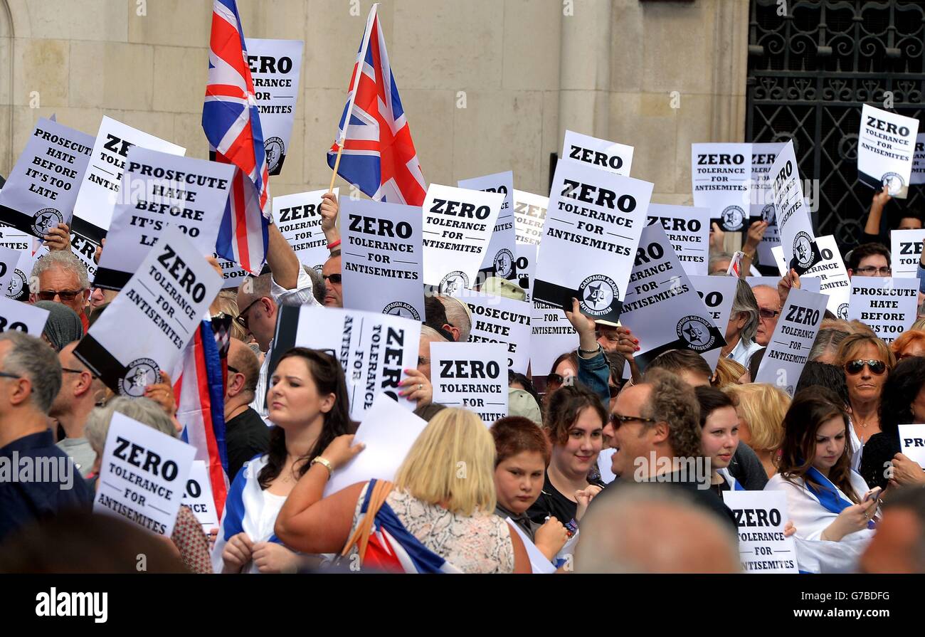 Si protestano per l'aumento della violenza anti-ebraica nel Regno Unito e in Europa, in quanto tengono un raduno antisemitismo al di fuori delle corti reali di giustizia nel centro di Londra. Foto Stock