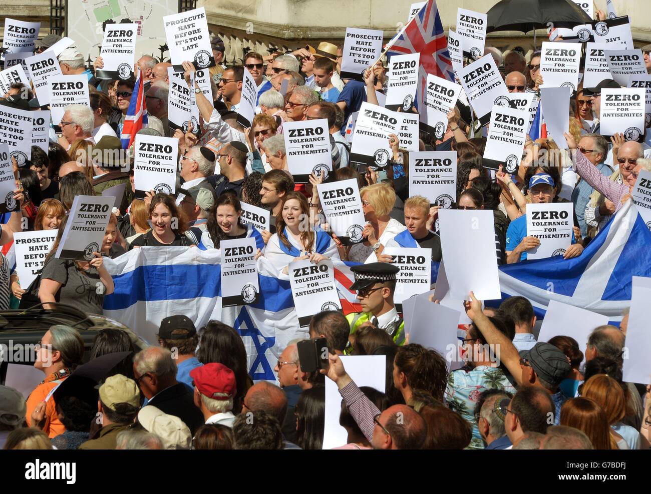 Si protestano per l'aumento della violenza anti-ebraica nel Regno Unito e in Europa, in quanto tengono un raduno antisemitismo al di fuori delle corti reali di giustizia nel centro di Londra. Foto Stock