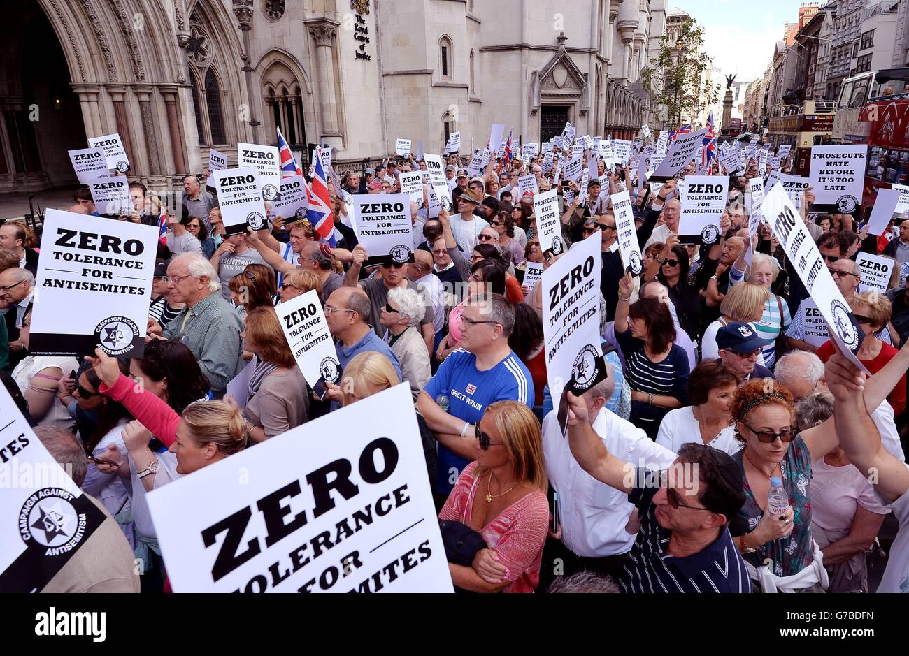 Si protestano per l'aumento della violenza anti-ebraica nel Regno Unito e in Europa, in quanto tengono un raduno antisemitismo al di fuori delle corti reali di giustizia nel centro di Londra. Foto Stock
