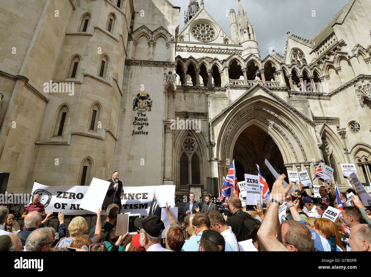 Il Rabbino capo Ephraim Mirvis parla ad una grande folla di ebrei dell'aumento della violenza anti-ebraica nel Regno Unito e in Europa, in quanto essi tengono un raduno antisemitismo al di fuori delle corti reali di giustizia nel centro di Londra. Foto Stock