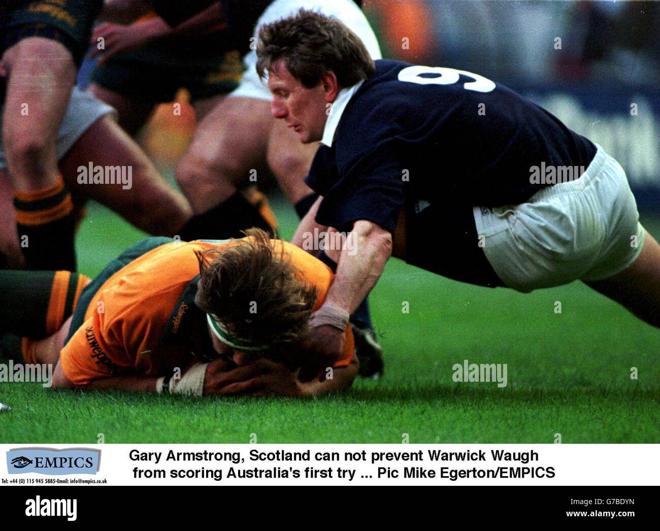 Rugby Internazionale ... Scozia / Australia. Gary Armstrong, Scozia non può impedire a Warwick Waugh di segnare il primo tentativo dell'Australia Foto Stock