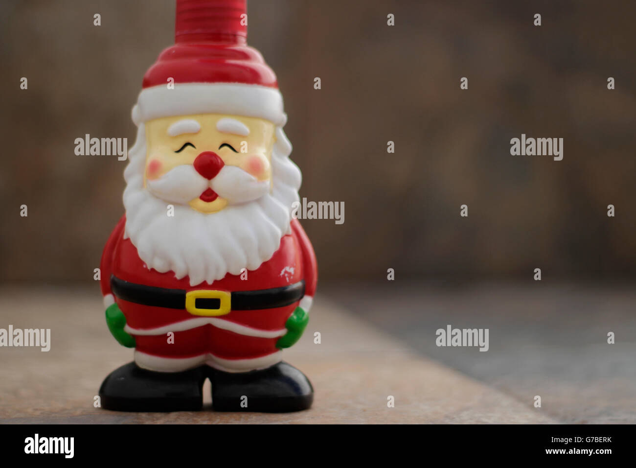 Fotografia di un Babbo Natale giocattolo con uno sfondo sfocato Foto Stock