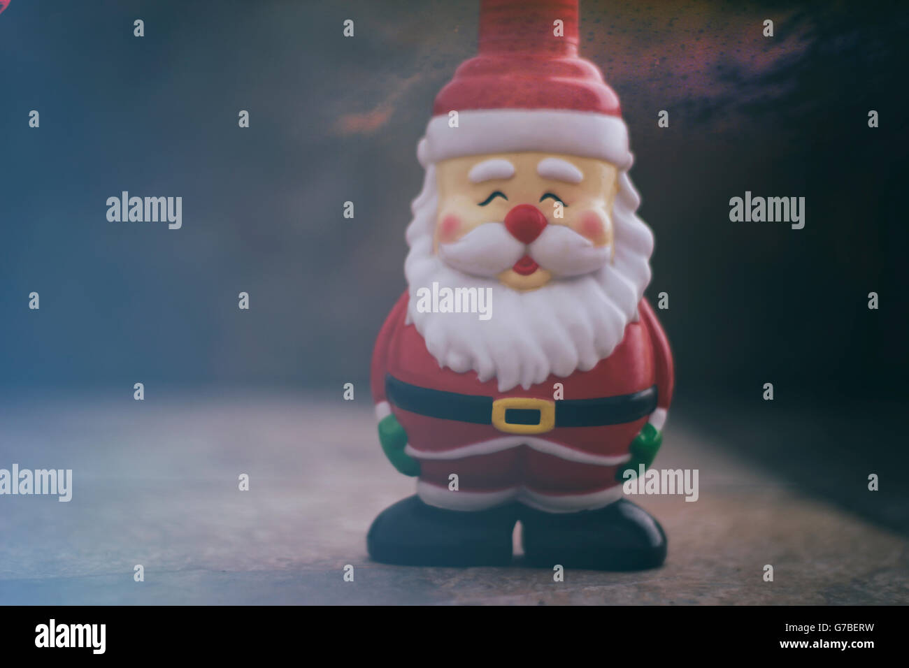 Fotografia di un Babbo Natale giocattolo con uno sfondo sfocato Foto Stock