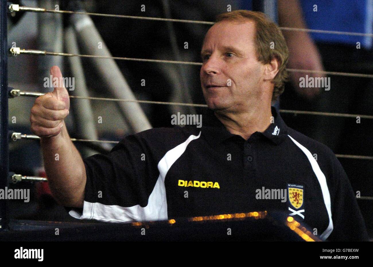 Il manager scozzese Berti Vogts davanti al qualificatore della Coppa del mondo contro la Slovenia ad Hampden Park, Glasgow. Punteggio finale Scozia 0-0 Slovenia. Foto Stock