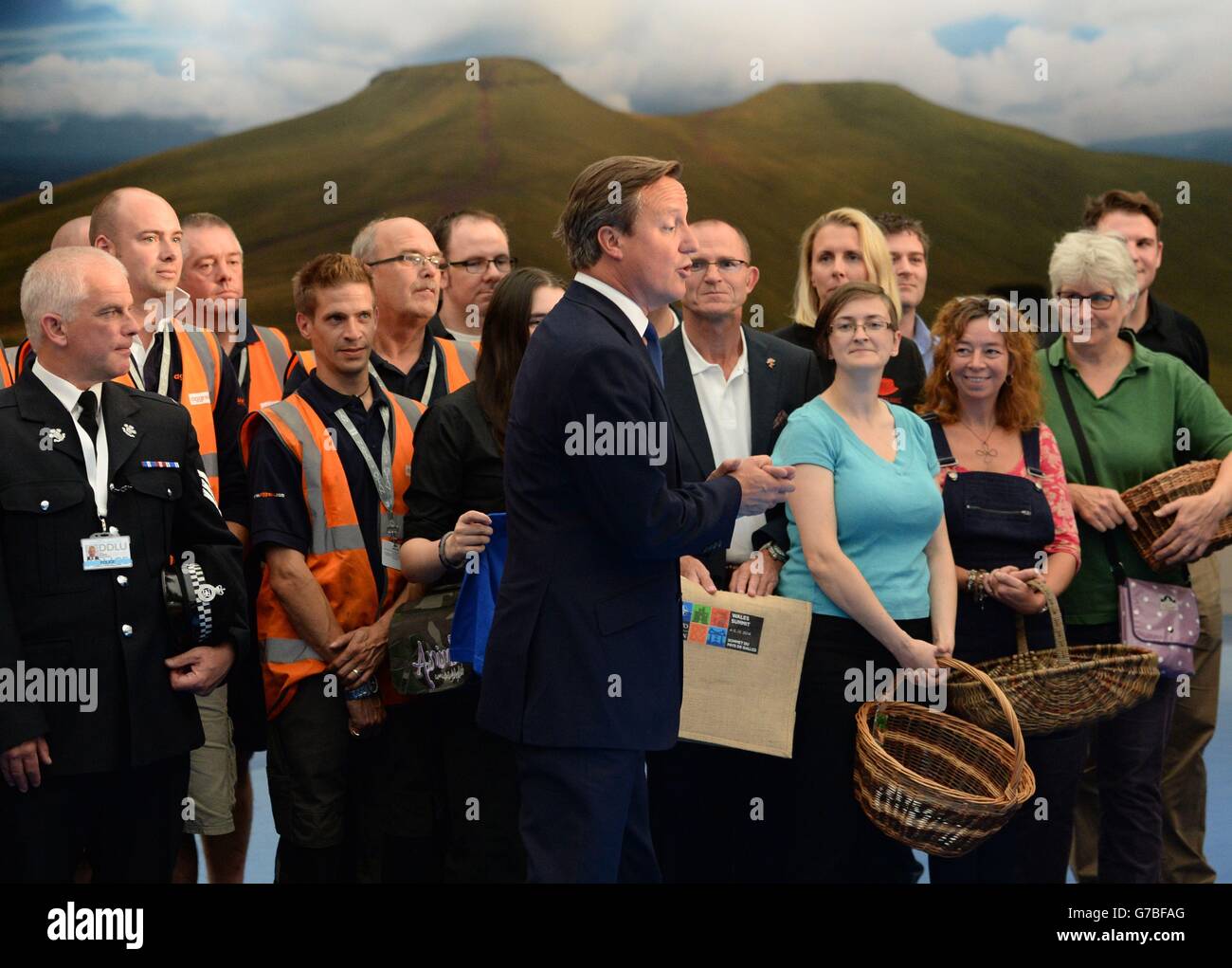 Il primo ministro David Cameron (centro) incontra i produttori locali che hanno contribuito a rifornire il vertice NATO di quest'anno a Celtic Manor a Newport, nel Galles meridionale, di prodotti e merci locali. Foto Stock