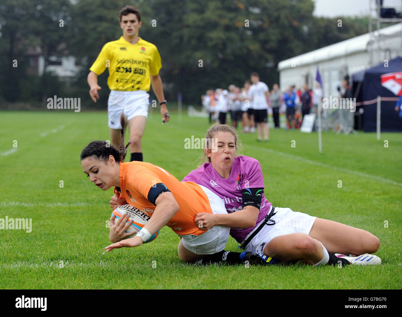 Inghilterra Ruth Dow del Sud Ovest corre chiaramente per segnare una prova contro l'Inghilterra Nord in Rugby Sevens al Sainsbury's 2014 School Games, Armitage Site, Manchester. Foto Stock