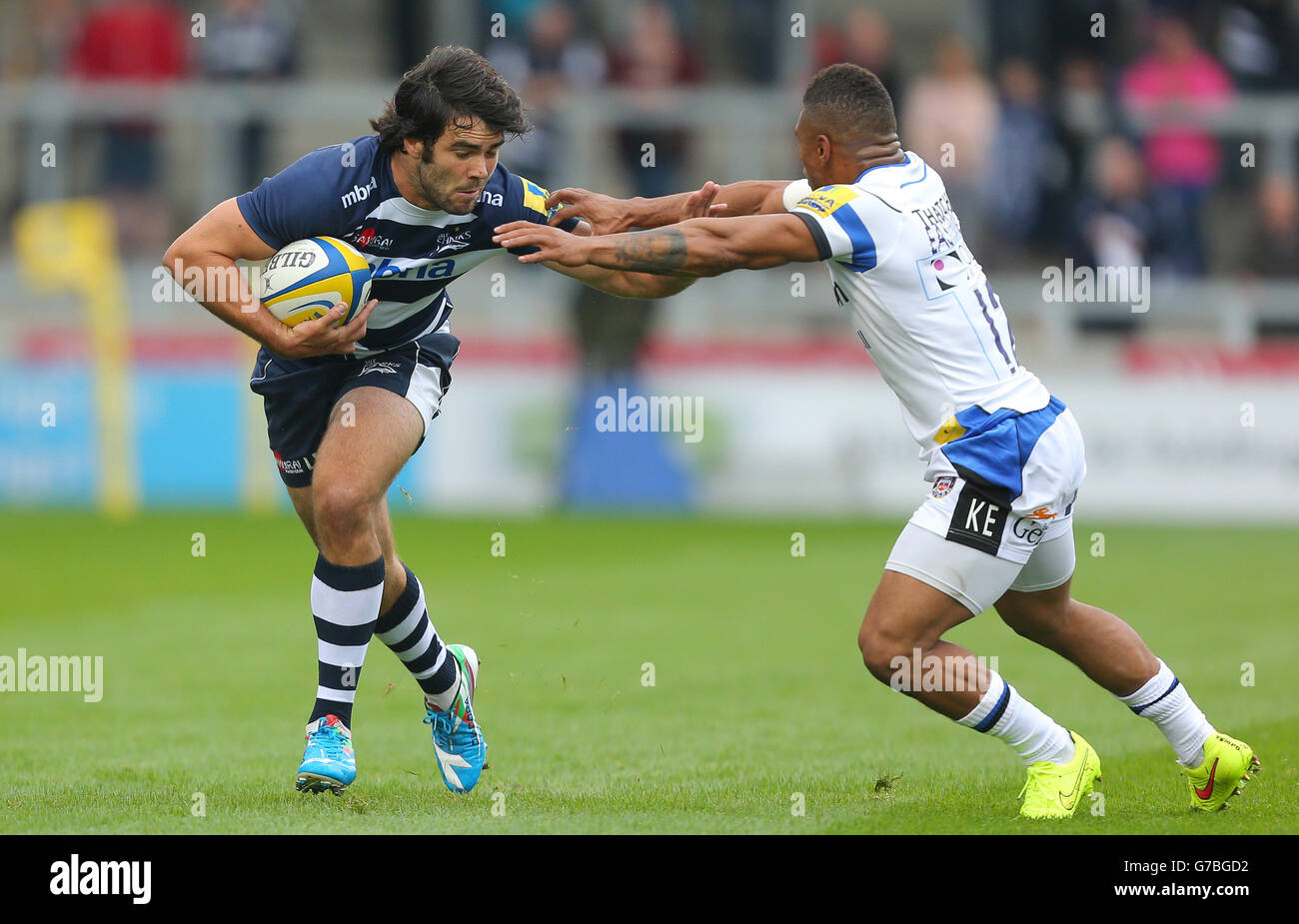 Rugby Union - Aviva Premiership - Vendita Sharks / Bath Rugby - AJ Bell Stadium. Southends Jacob Murphy sfocia i Baths Kyle Eastmond durante la partita di Aviva Premiership all'AJ Bell Stadium di Salford. Foto Stock