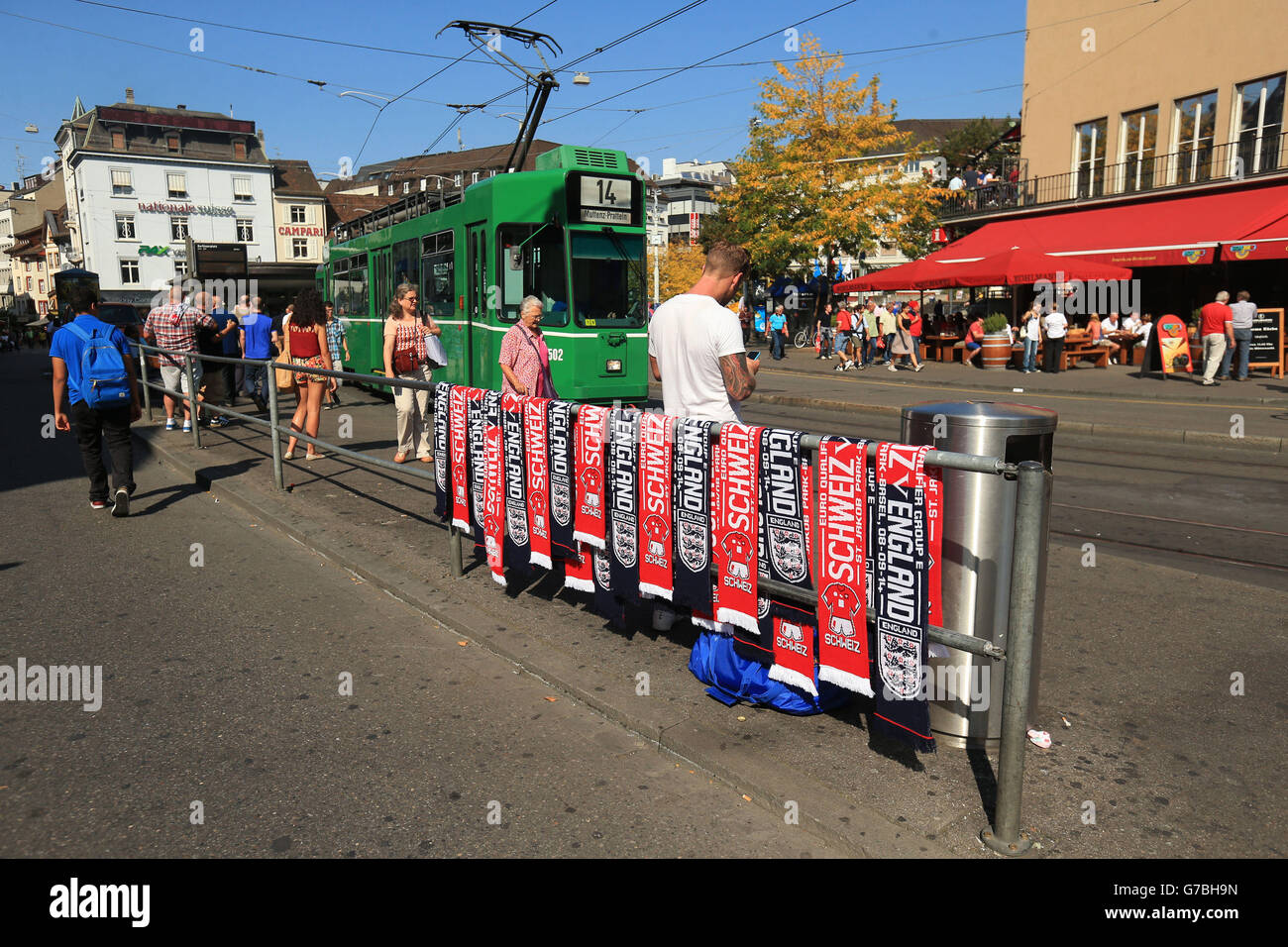 Inghilterra le scalette sono vendute nel centro di Basilea. PREMERE ASSOCIAZIONE foto. Data immagine: Lunedì 8 settembre 2014. Vedi PA storia CALCIO Inghilterra. Il credito fotografico dovrebbe essere: Mike Egerton/PA Wire. L'uso è soggetto a restrizioni fa. . Uso commerciale solo previo consenso scritto della fa. Durante una sessione di formazione allo stadio St Jakob-Park di Basilea. PREMERE ASSOCIAZIONE foto. Data immagine: Domenica 7 settembre 2014. Vedi PA storia CALCIO Inghilterra. Il credito fotografico dovrebbe essere: Mike Egerton/PA Wire. L'uso è soggetto a restrizioni fa. . Uso commerciale solo previo consenso scritto della fa. Foto Stock