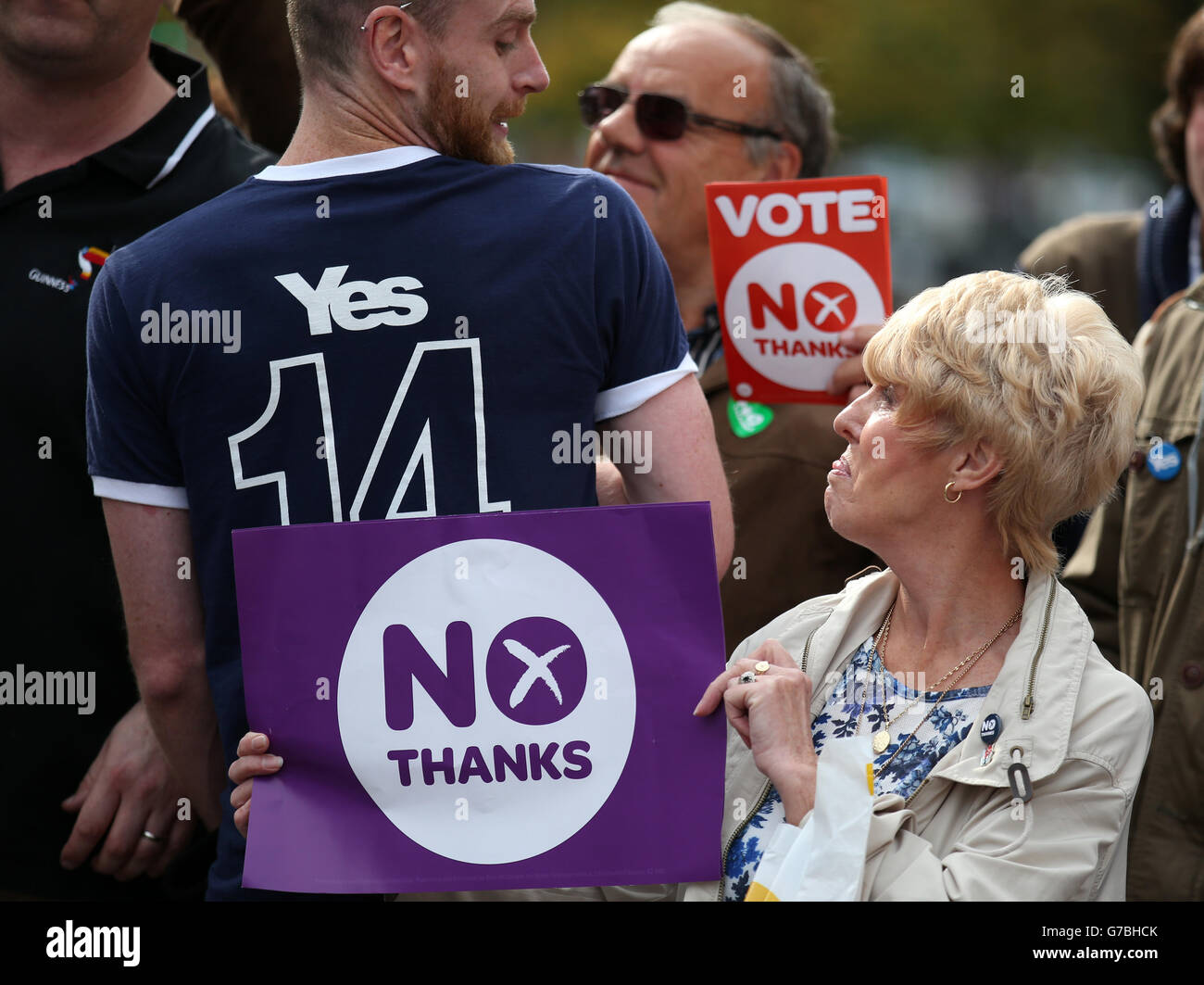 SÌ e NESSUN tifosi si scambiano opinioni mentre Jim Murphy parla al Grassmarket di Edimburgo mentre continua il suo tour referendario. Foto Stock