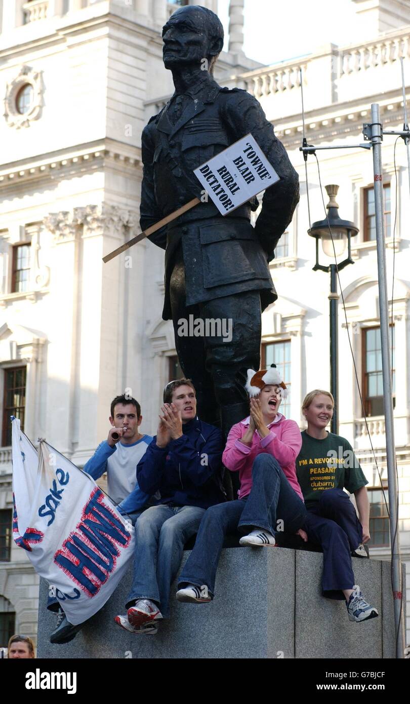 I giovani si rallegrano degli oratori durante un raduno a favore della caccia in Parliament Square, nel centro di Londra. La MPS di stasera ha votato in modo schiacciante per vietare la caccia alle volpe e la lepre-corteggiamento - dopo un dibattito interrotto quando cinque dimostranti a caccia di caccia hanno fatto il loro ingresso nella Camera dei Comuni. Foto Stock