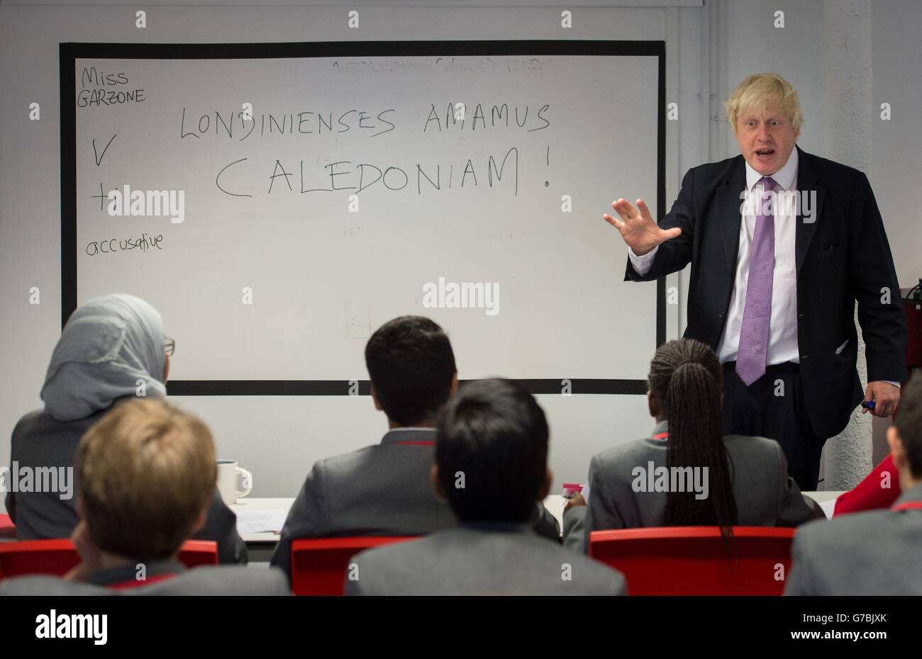 Il sindaco di Londra Boris Johnson insegna una lezione di latino alla East London Science School di Newham, dove la scuola gratuita deve beneficiare di 'The Physics Factory', che il sindaco ha investito &Acirc;£443,000 ed è parte di un più ampio schema in cui le scuole attraverso la capitale saranno dati &Acirc;£24 milioni di euro per aumentare gli standard. Durante la lezione il sig. Johnson insegnò agli allievi come scrivere 'Londra ama la Scozia, che è raffigurato sul bordo dietro di lui. Foto Stock